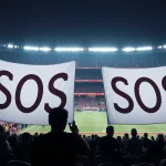 Protesta Rayo Vallecano: seguidores muestran SOS en Vallecas al inicio del partido